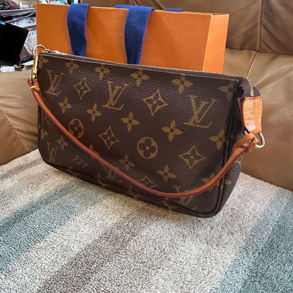 Beautiful 💯% authentic Louis Vuitton POCHETTE accessories monogram - Picture 7 of 12